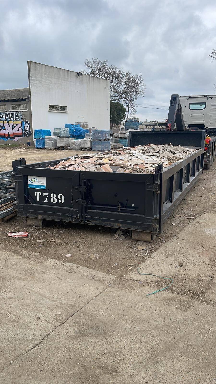 Benne gravats en location longue durée : tarif mensuel dégressif pour chantiers BTP et rénovations